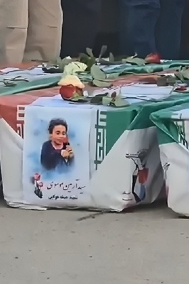 مراسم خاکسپاری کودک 7 ساله‌ به همراه پدر و مادرش قربانیان جنایت اسرائیل با حضور جمع زیادی از مردم این شهر / آرزوی صبر برای بازماندگان + ویدئو