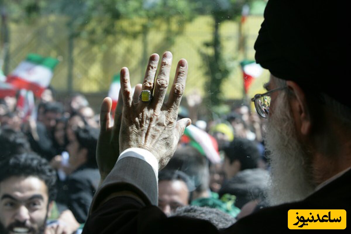 (عکس) خاص‌ترین عکس رهبر انقلاب که هرگز دیده نشد / مردمی که در خیابان دست آقا را رها نمی‌کنند