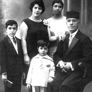 هویدای جوان (چپ) به همراه خانواده در بیروت (1929)
