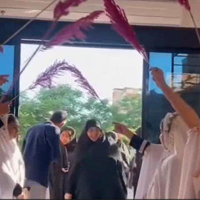 استقبال رمانتیک از همسر یک نماینده در مدرسه لابه لای پر +ویدئو