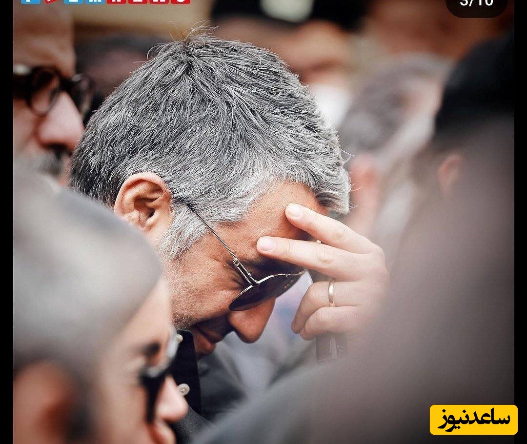 مراسم ختم مادر پژمان جمشیدی اینگونه برگزار شد؛ از حضور لاله اسکندری،پیمان قاسم‌خانی، مستانه مهاجر، عادل فردوسی‌پور و... تا تاج گل‌های اعیانی و بنر تسلیت از طرف شیلا خداداد و همسرش+ویدیو