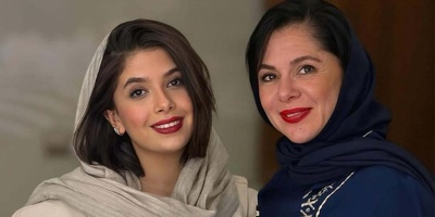 یک آغوش، هزار حرف نگفته؛ قاب احساسی نفس بازغی در آغوش مستانه مهاجر، مادر مشهوری که این روزها بیشتر از همیشه کنار دخترش دیده می‌شود