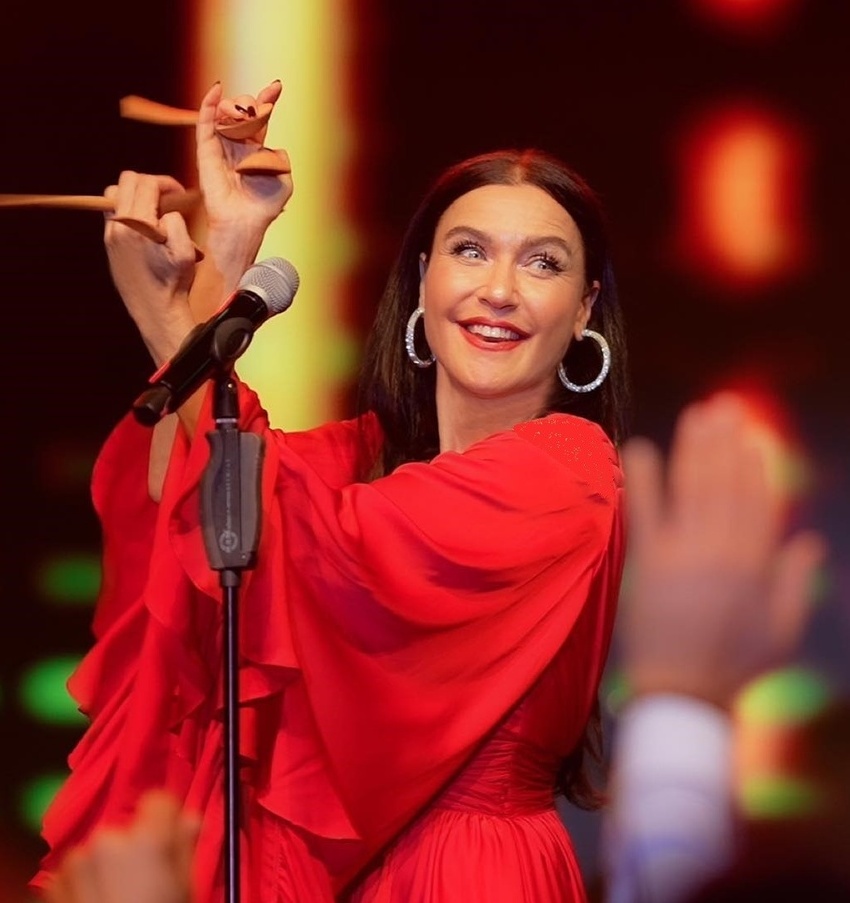 پیراهن بنفش و پرزرق و برق شوال سام همرو حیرت زده کرد/ شوال سام روز به روز جوونتر از دیروز