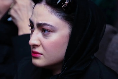 اشک‌های بی‌امان مریم مؤمن در مراسم ترحیم اکبر عبدی؛ وداعی تلخ با پدری که آغوشش پناه سینما بود