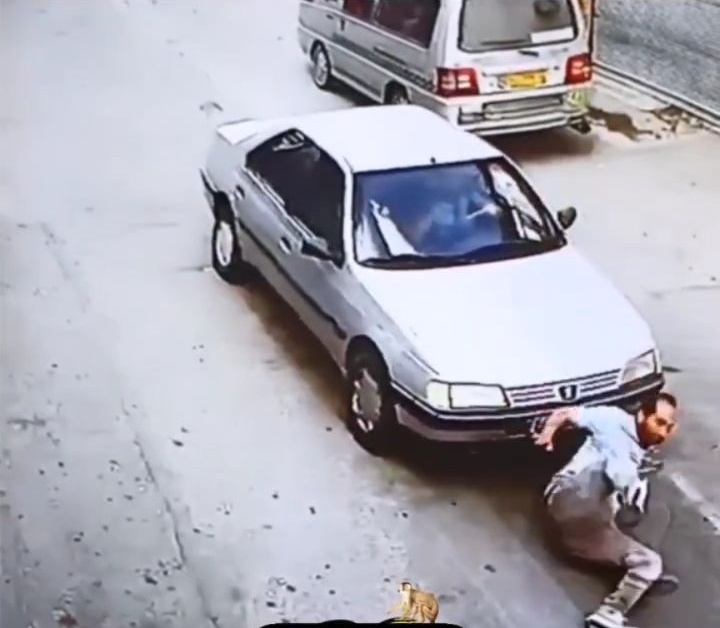 صحنه مرگبار زیر گرفتن مردم توسط ارازل اوباش چماق به دست / این همه خشونت تو فیلم‌های اکشن هم قفله / دیدن این ویدئو برای همه توصیه نمی شود🚫