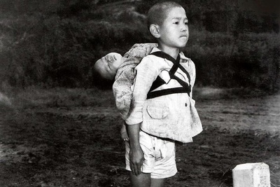 (ویدئو) وقتی کودک 10 ساله مجبور شد برادر نوزادش رو بسوزونه + عکس واقعی (زیر 18 سال ها نبینند)