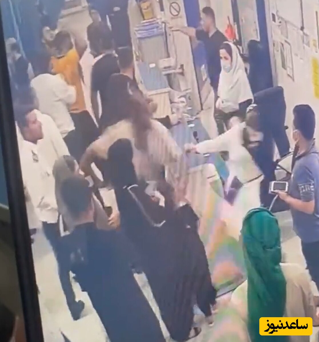 (فیلم) حمله همراه بیمار به یک پزشک در بیمارستان به خاطر تاخیر در بردن بیمار به سی تی اسکن