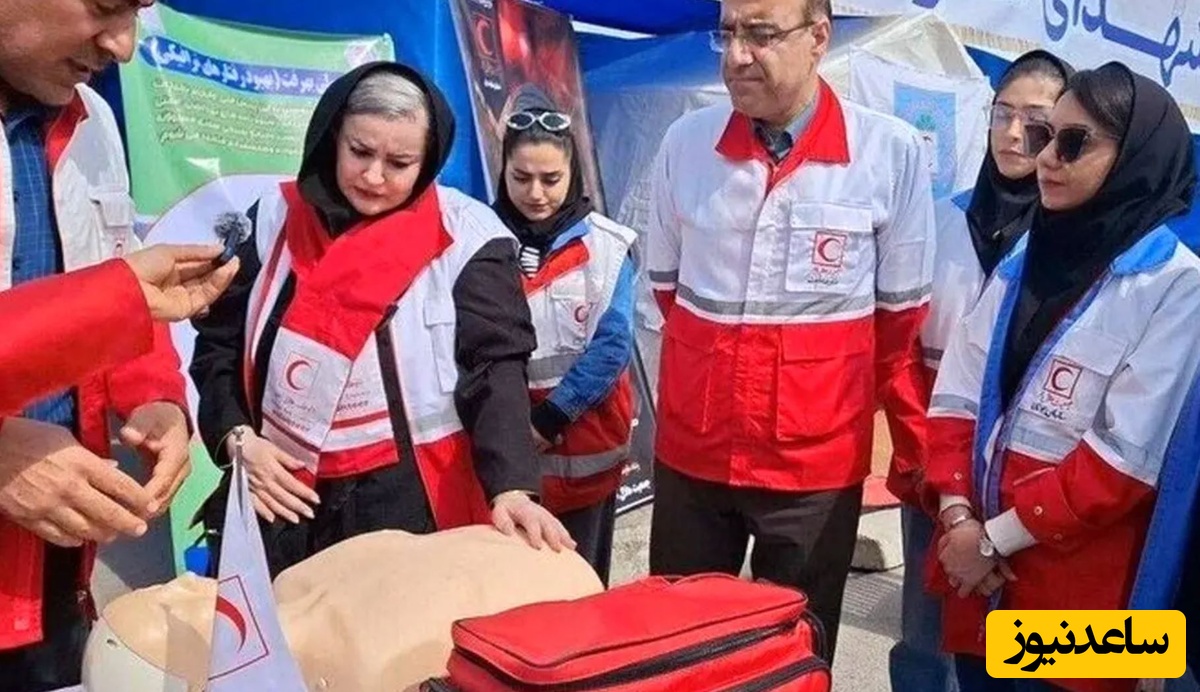 وحید رهبانی، محیا دهقانی و نعیمه نظام‌دوست در کنار هلال احمر