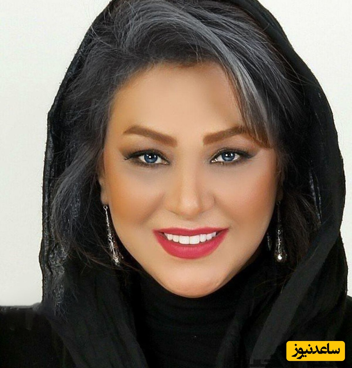 تیپ متفاوت و مدلینگ نسرین مقانلو با ست رنگ سلطنتی مانتو چرم و شال توری