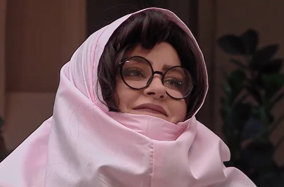 (ویدیو) ناظم دهه 60 جوکر بانوان فقط یه لامپ اتاق بازجویی کم داشت/ نعیمه نظام دوست چه تیکه‌ای انداخت😂