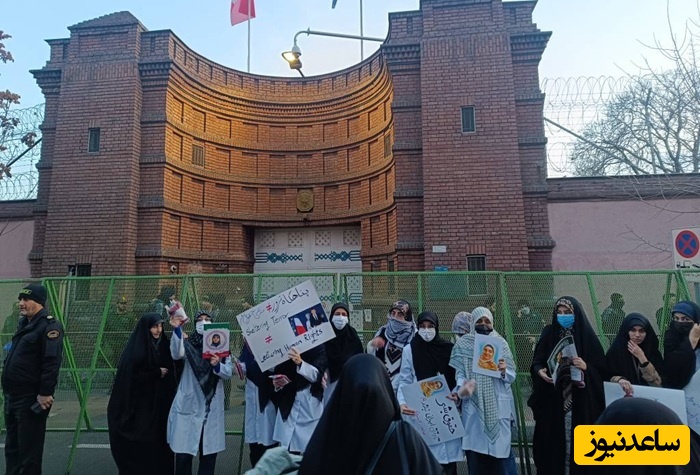 اعتراض دانشجویان به سیاست های ضد ایرانی کشور فرانسه + شعار اللّه اکبر در مقابل سفارت این کشور