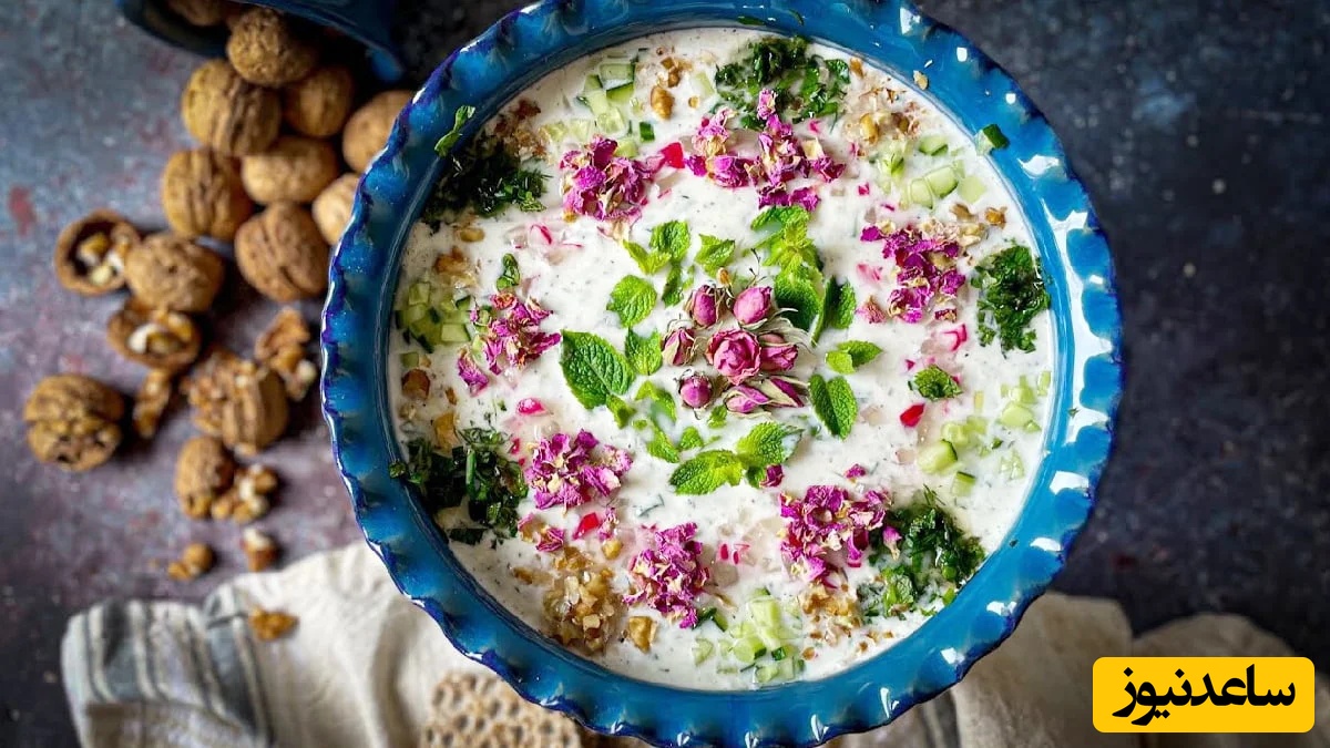 طرز تهیه آبدوغ خیار خوشمزه و لذیذ به روش سنتی/ تزیین شیک  آبدوغ خیار توسط مینا مختاری برای مهمون های خاصش با نعنا و تربچه و کشمش