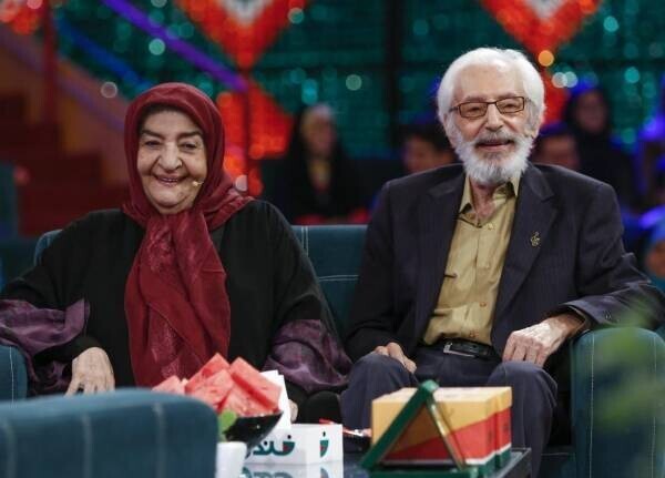 نگاهی به جشن تولد 82 سالگی استاد جمشید مشایخی، کمال الملک سینمای ایران و رونمایی از هدیه شیک و امروزی همسرش/ روحشان شاد+عکس