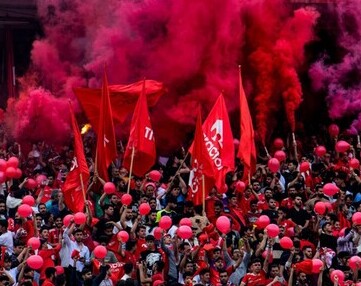 موزیک ویدئوی پرانرژی «تراختور منه جاندی» از مورمن/ کنسرت 70 هزار نفری با حضور طرفداران پرشور تراکتور/تراختور منه جاندی هم جاندی هیجاندی