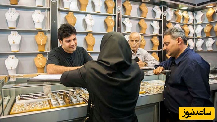 خلاقیت خنده دار طلا فروش تهرانی برای کشاندن مشتری به داخل مغازه جهانی شد/ خدا به دلی که دریا باشه کشتی میده!😂