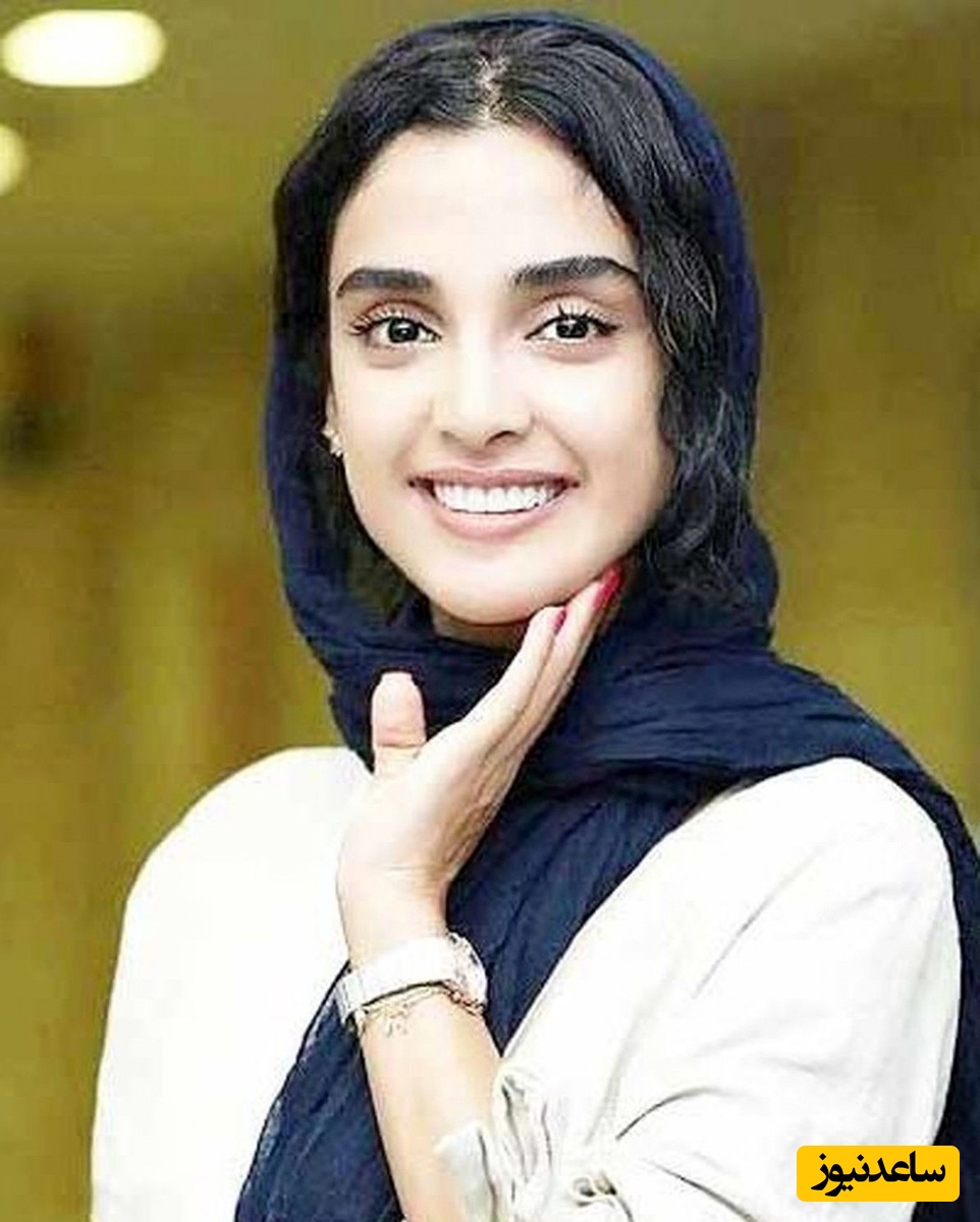 نگاه دلبرانه و پر از عشوه‌ی الهه حصاری به دوربین عکاسان