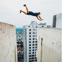 (فیلم) حرکت خطرناک و دلهره آور پسر جوان از بالای یک ساختمان بلند/خیلی دل و جرات میخواد  تو اون ارتفاع این حرکت رو زدن😱