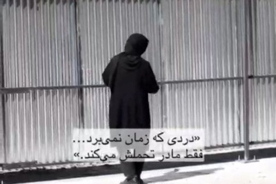 ضجه های جانسوز مادری که هنوز در محل شهادت فرزندش سوگواری می کند /آخ بمیرم برای دل داغدارت مادر