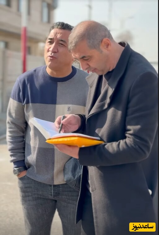 بازیکنان تراکتور به همراهی خداداد عزیزی در راه ورزشگاه برای تقابل با هوادار