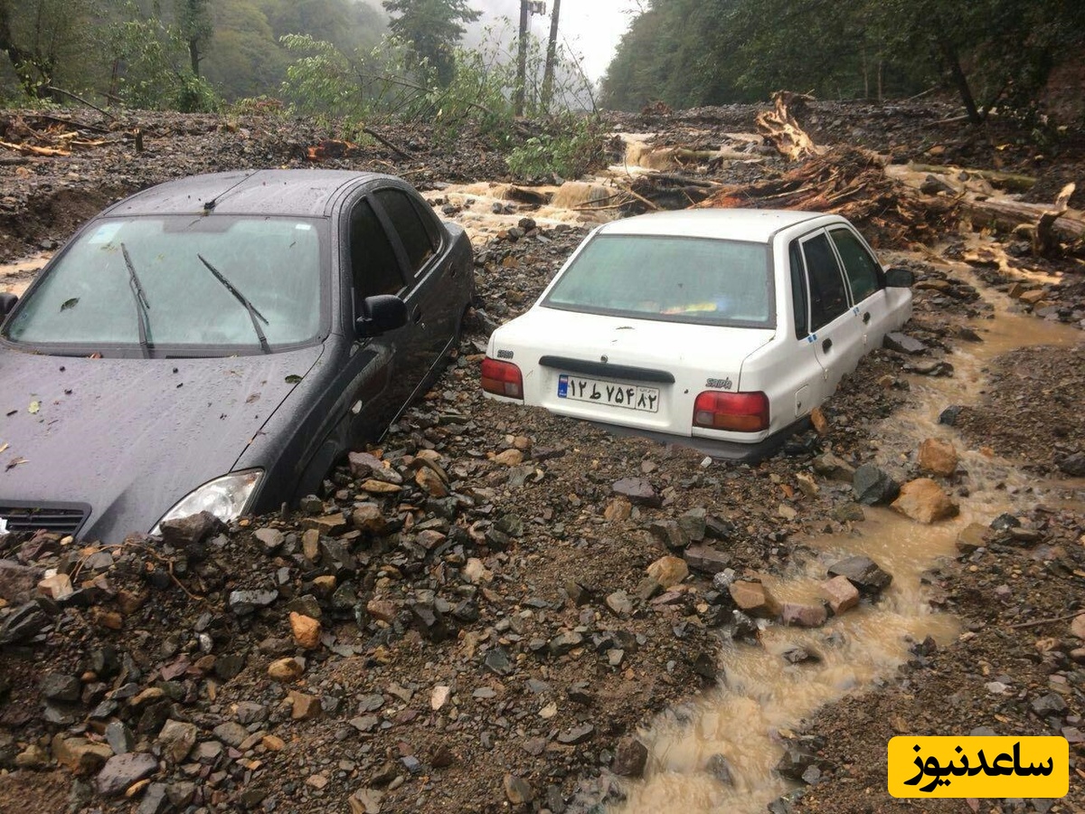 لحظه بلعیدن پراید توسط زمین پس از بارندگی