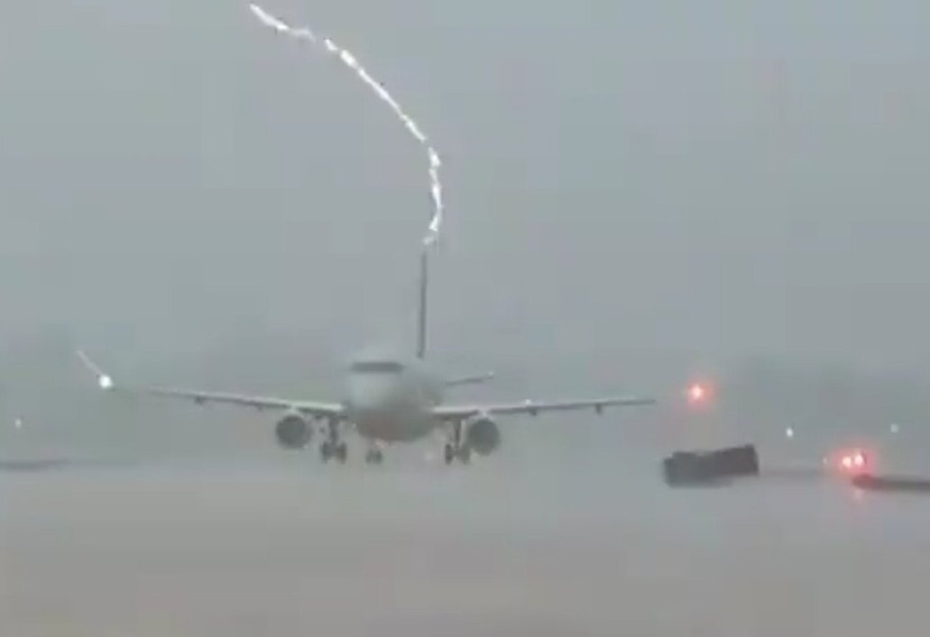 (ویدئو) لحظه برخورد صاعقه با هواپیمای مسافربری