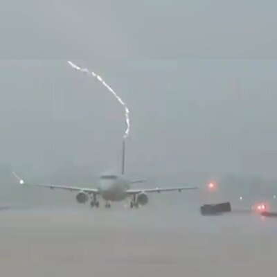 (ویدئو) لحظه برخورد صاعقه با هواپیمای مسافربری