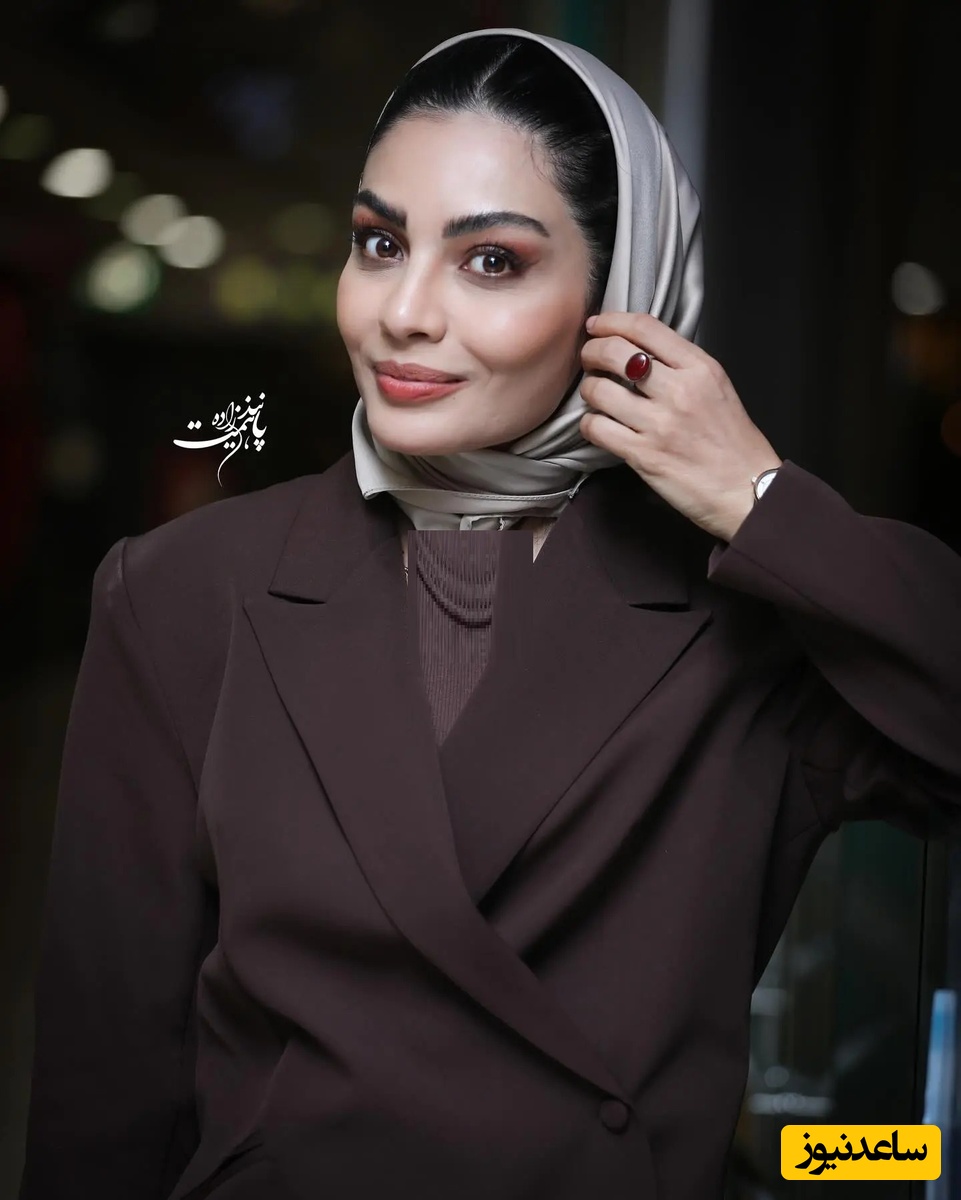 استایل جذاب صحرا اسداللهی بین گل‌های نیلوفر و خانه های چوبی/ ترکیب طبیعت، معماری و استایل شیک+ عکس