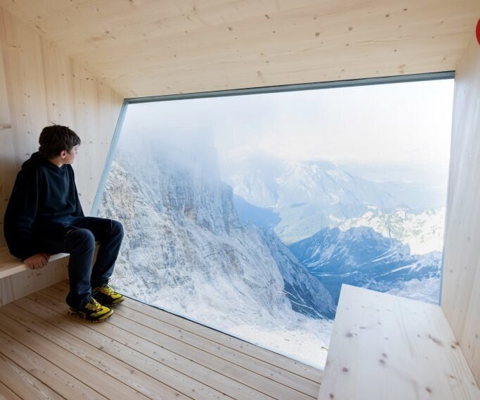 عکس دلهره‌آورترین کلبۀ کوهستانی جهان در ایتالیا