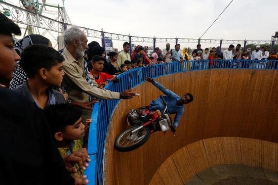 اجرای نمایش موتورسواری در حاشیه نمایشگاهی در کراچی پاکستان/ رویترز