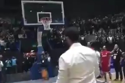 بسکتبال بازی کردن جولانی با لباس پلوخوری در افتتاحیه یک ورزشگاه؛ وقتی پس از تلاش فراوان یکی از توپهای پرتابی رئیس‌جمهور سوریه به تور رفت!+ویدیو