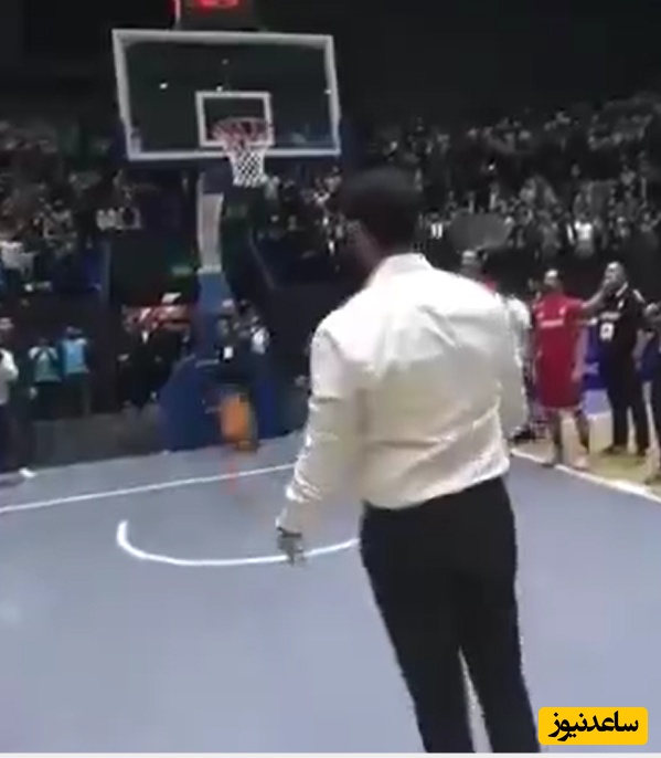 بسکتبال بازی کردن جولانی با لباس پلوخوری در افتتاحیه یک ورزشگاه؛ وقتی پس از تلاش فراوان یکی از توپهای پرتابی رئیس‌جمهور سوریه به تور رفت!+ویدیو