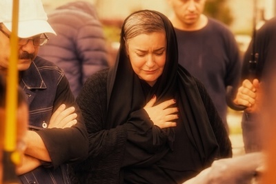 وداع تلخ زیر باران رشت؛ بی‌تابی و گریه جانسوز نعیمه نظام‌دوست برای از دست دادن پسرعموی جوانش هنگام خاکسپاری/ روحش شاد