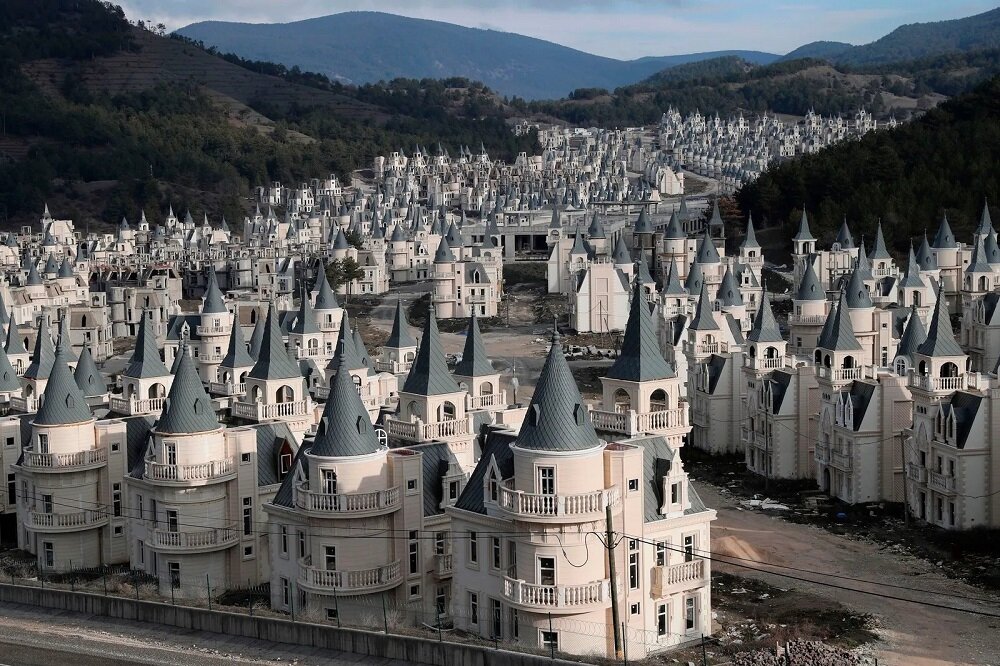 متروکه ترین شهر ارواح جهان با قلعه های مخوف و معماری گوتیک+ ویدئو