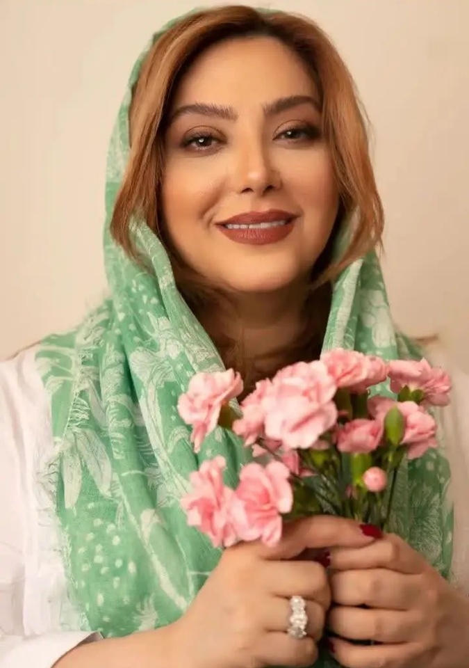 سلفی زیبای مریم سلطانی در ماشین لوکس و گرون قیمتش! شما میدونید مدل ماشینشو؟😎