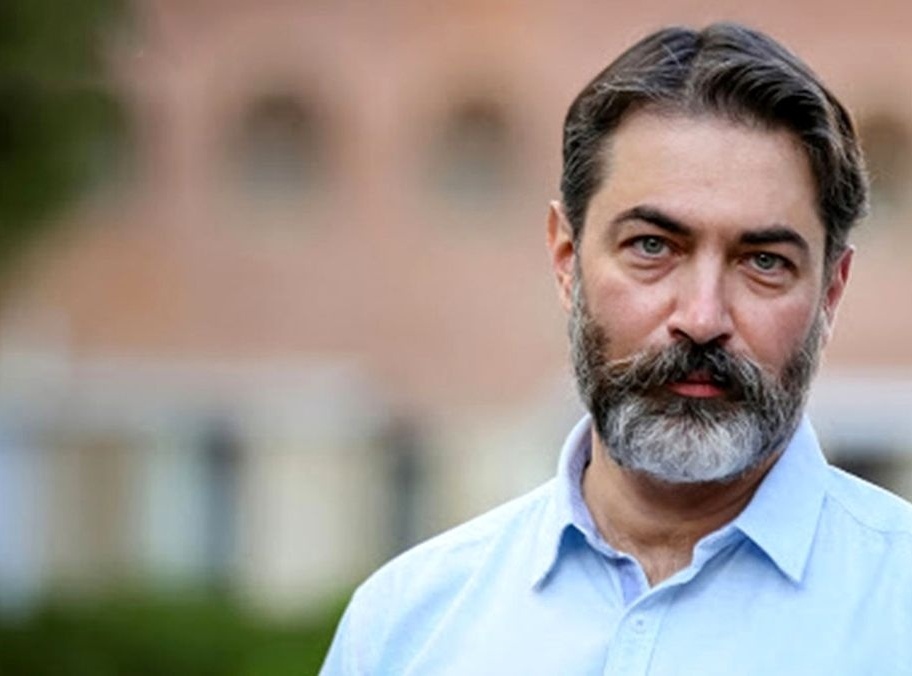 پارسا پیروز فر تغییر چهره داد ؛ آقای سوپر استار با ریش پروفسوری و موی چتری اصلا قابل شناسایی نیست