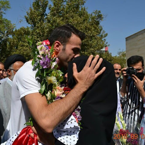 بهمن عسگری در حال بوسیدن مادرش