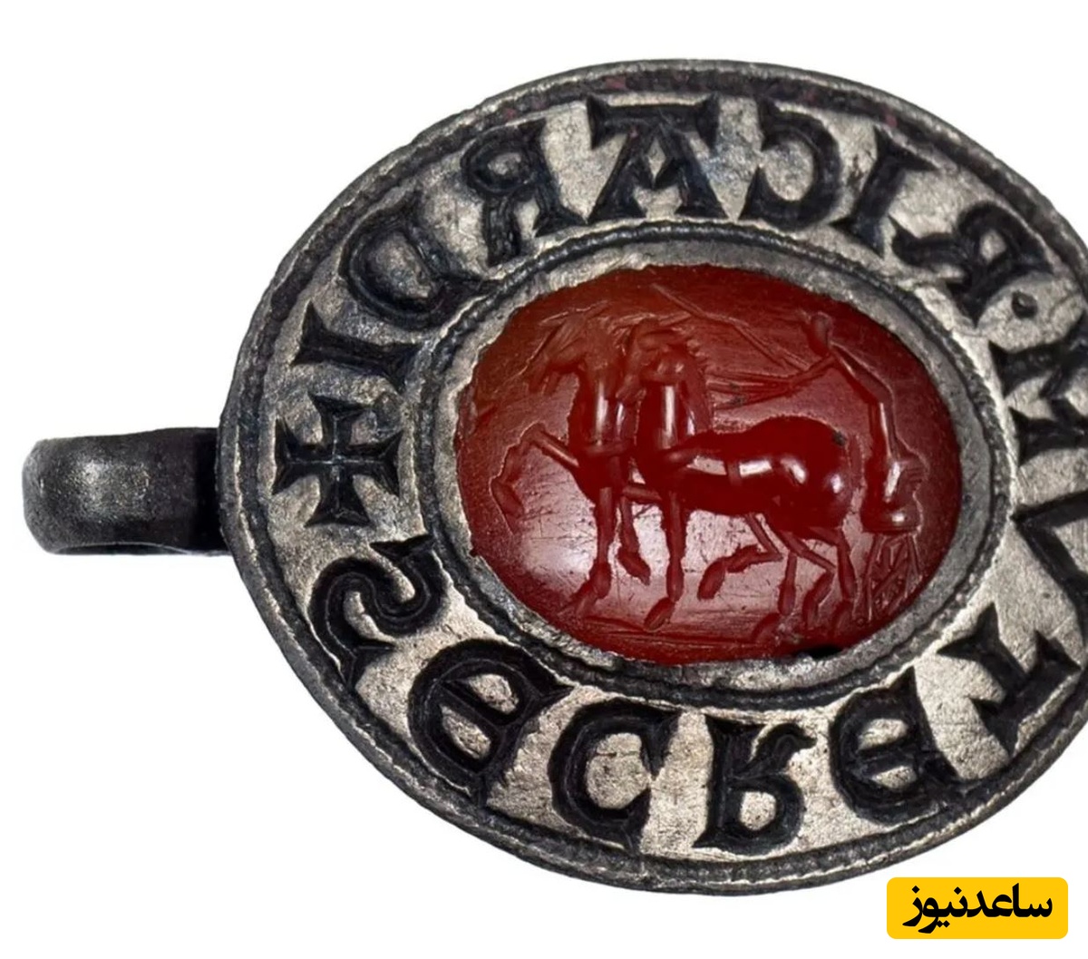 کشف مُهر 800 ساله که یک نگین 2 هزار ساله روی آن نصب شده است