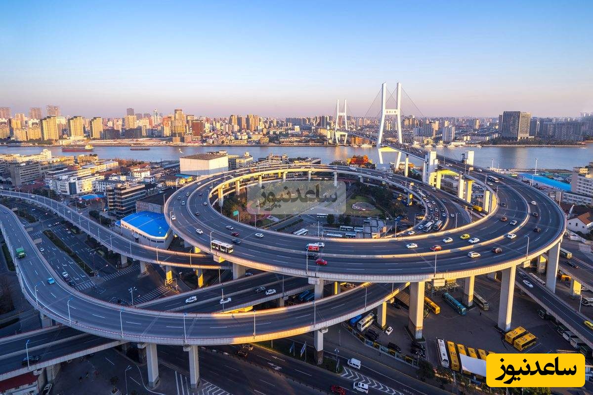 (ویدئو) نگاهی به مهندسی شهرسازی بی‌نظیر در چین؛ چطور این پل حلزونی با 8 کیلومتر طول معماری خاصش، مشکل ترافیک شانگهای را حل کرد؟