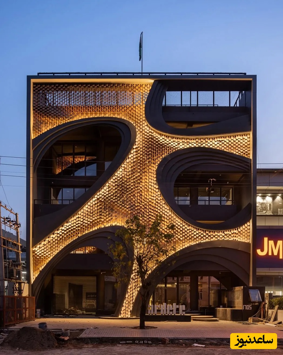 نگاهی به معماری خیره‌کننده یک ساختمان با الهام از پوست مار؛ یکی از عجیب‌ترین نماهای دنیا با ترکیب جسارت و خلاقیت