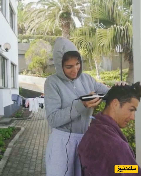 ویدیوی دیده نشده از جورجینا در نقش آرایشگر خانگی رونالدو/ تلاش خنده دار همسر ابرستاره فوتبال جهان برای تراشیدن مو با ریش تراش😂