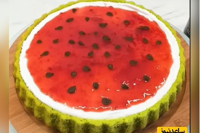طرز تهیه تارت کیک اسفنجی به شکل هندوانه با تم شب یلدا/ سه سوته کیک شب یلدات رو با ما آماده کن+ فیلم