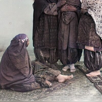 تلاش دسته جمعی زنان قاجار برای آرایش عروس در زمان قدیم+عکس