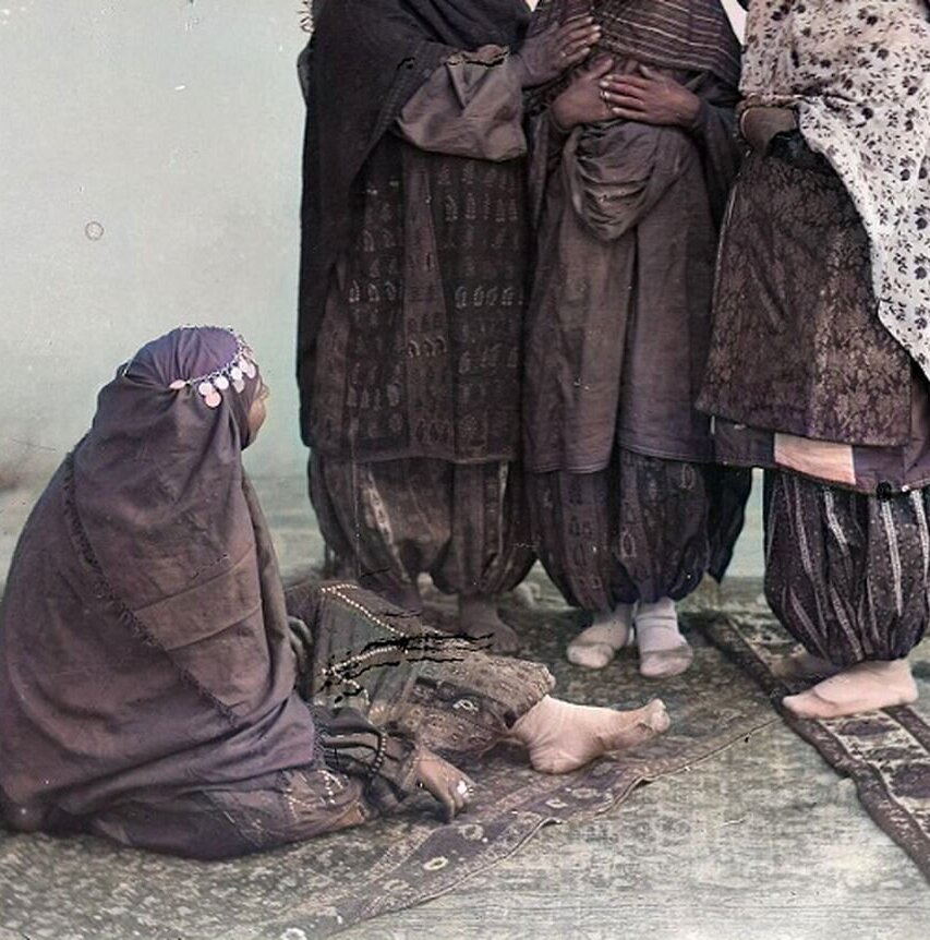 تلاش دسته جمعی زنان قاجار برای آرایش عروس در زمان قدیم+عکس