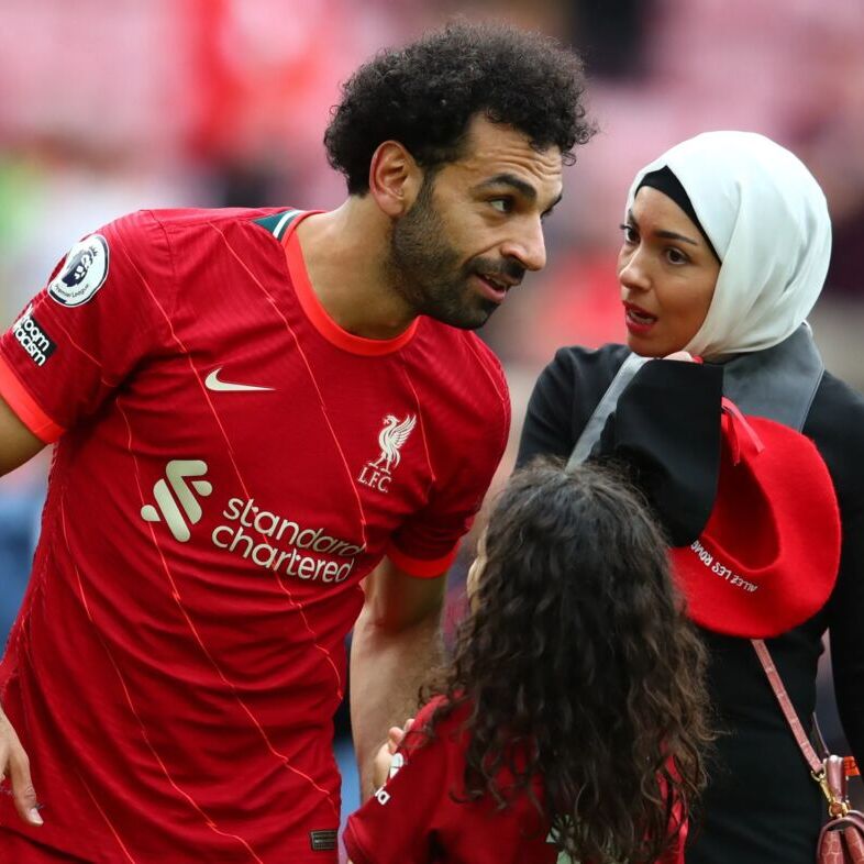 محمد صلاح در کنار همسر و دخترش