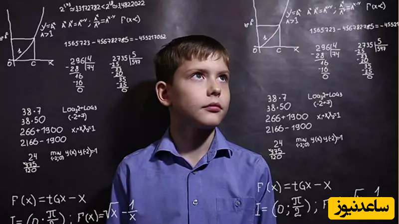 پسر بچه ای در حال فکر به مسائل ریاضی
