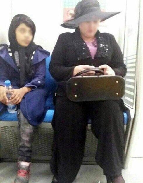 پوشش عجیب یک زن در مترو