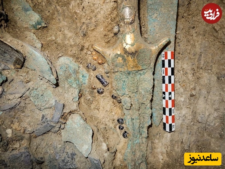 در بین سلاحهای موجود در قبر، یک شمشیر بلند برنزی با دستۀ طلاکاری شده وجود داشت