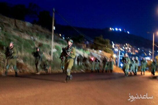 سربازان اسراییلی پس از یورش به کمپ آوارگان "بالاتا" در نابلس آنجا را ترک می کنند. به گفته منابع فلسطینی، سه مبارز فلسطینی در این حمله شبانه به کرانه باختری اشغالی به شهادت رسیدند./ خبرگزاری فرانسه