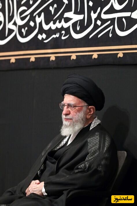 رهبر معظم انقلاب اسلامی در حال عزاداری
