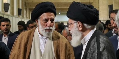 آخرین بدرقه یک برادر برای برادر شهیدش؛ لحظه جانسوز وداع حجت‌الاسلام سیدهادی خامنه‌ای با رهبر شهید انقلاب